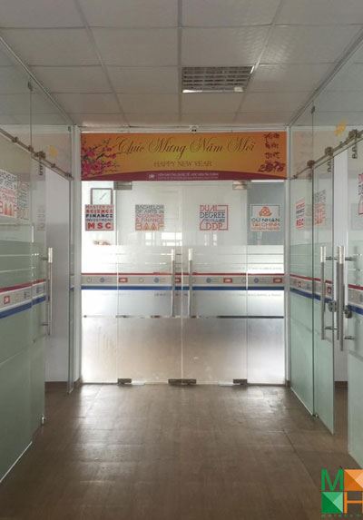 Thi công kính văn phòng tại trường học 53E Phan Phú Tiên